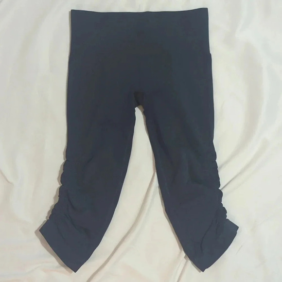 Lululemon In The Flow Crop, Color Inkwell Size 4 - Picture 5 of 16